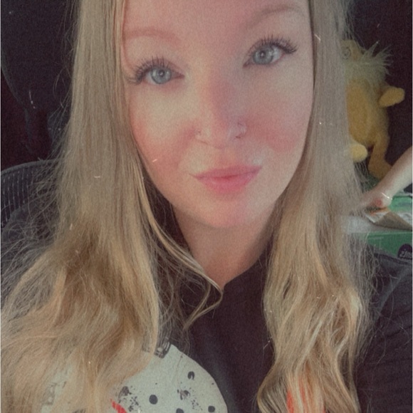 Meet your Posher, Beth ❤️ Shop my 3/$18 bundle! - Picture 1 of 1